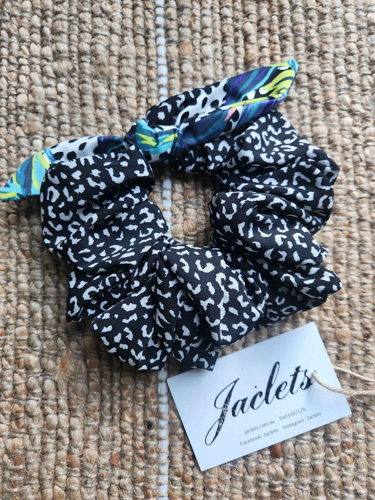 "Inaya" Scrunchie-Bow